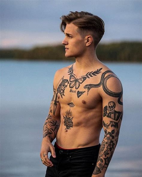 tatuajes pequeos en el abdomen para hombres|Tatuajes hombre pecho o abdomen